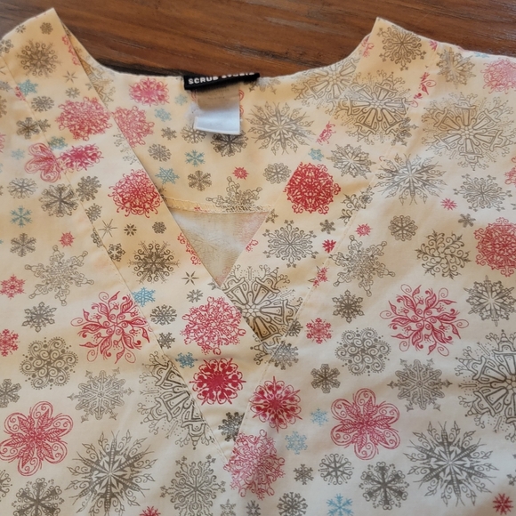 Scrub Studio top - Picture 4 of 6